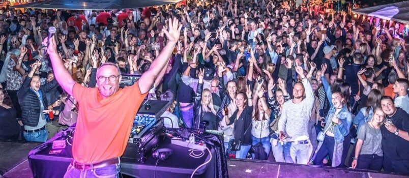 DJ Andy Saarland legt bei einem öffentlichen Event im Saarland auf und sorgt für beste Stimmung