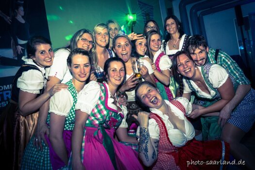 DJ Andy Saarland legt Musik auf und begeistert die Gäste beim Oktoberfest im Saarland