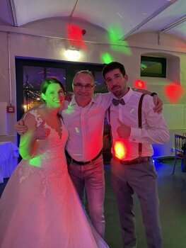 DJ Andy Saarland legt als erfahrener Hochzeits-DJ auf einer Hochzeit auf und sorgt für ausgelassene Stimmung
