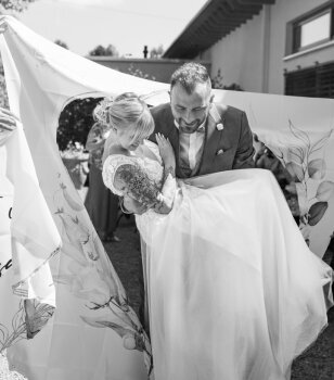 Hochzeitspaar feiert mit DJ Andy Saarland auf ihrer Hochzeitsfeier