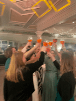 DJ Andy Saarland legt auf einer Hochzeitsparty auf und begeistert die Gäste mit Musik und guter Laune