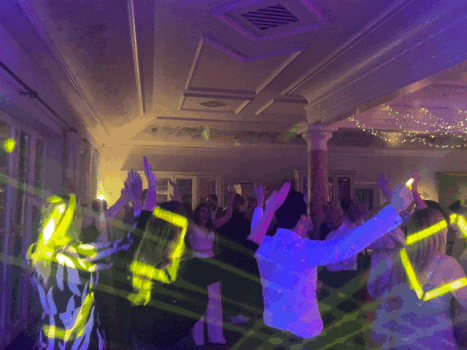 DJ Andy Saarland legt auf einer Hochzeitsparty auf und begeistert die Gäste mit Musik und guter Laune