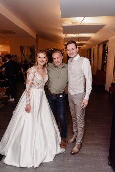 Das glückliche Hochzeitspaar tanzt und feiert gemeinsam mit DJ Andy Saarland auf einer stilvollen Hochzeitsfeier im Saarland