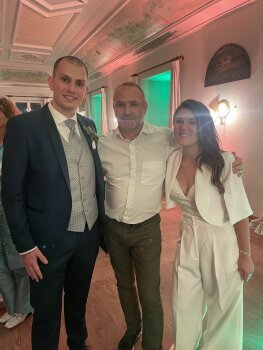 Hochzeitspaar feiert mit DJ Andy Saarland auf einer stilvollen Hochzeitsfeier