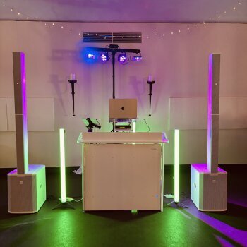 Hochzeits Aufbau vom DJ im Saarland mit professioneller Tonanlage, Lichttechnik und stilvollem Setup für die Feier